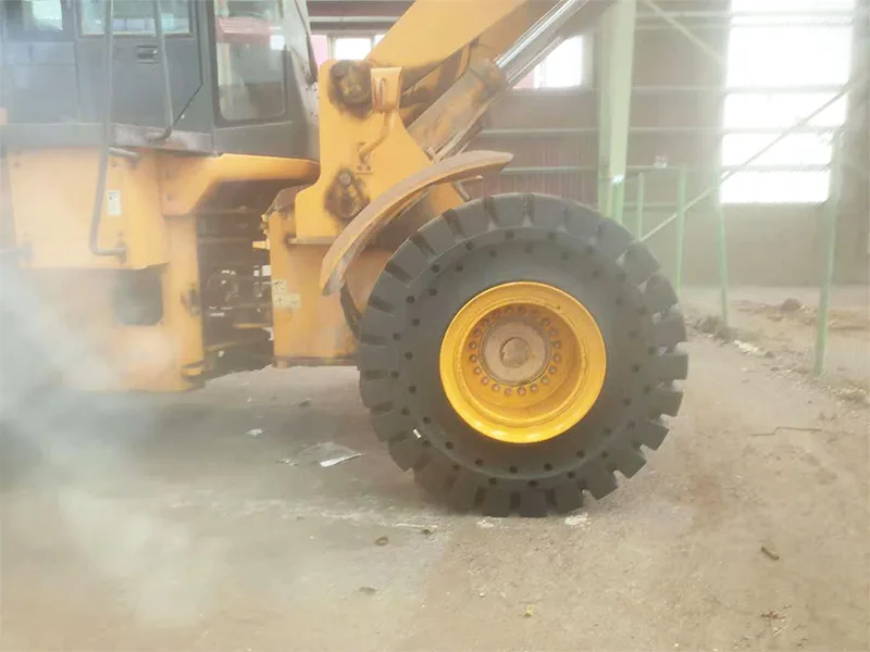 Una fabbrica di vetro in Brasile utilizza pneumatici pieni 23,5-25 Una fabbrica di vetro in Brasile utilizza pneumatici pieni 23,5-25